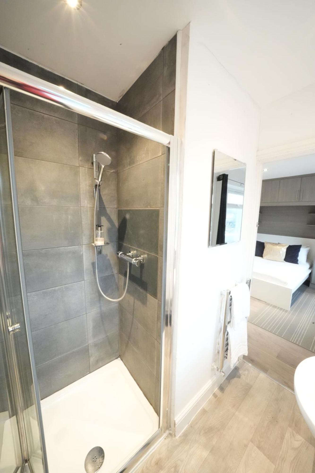 Grand Airport Ensuites Privatunterkunft *
