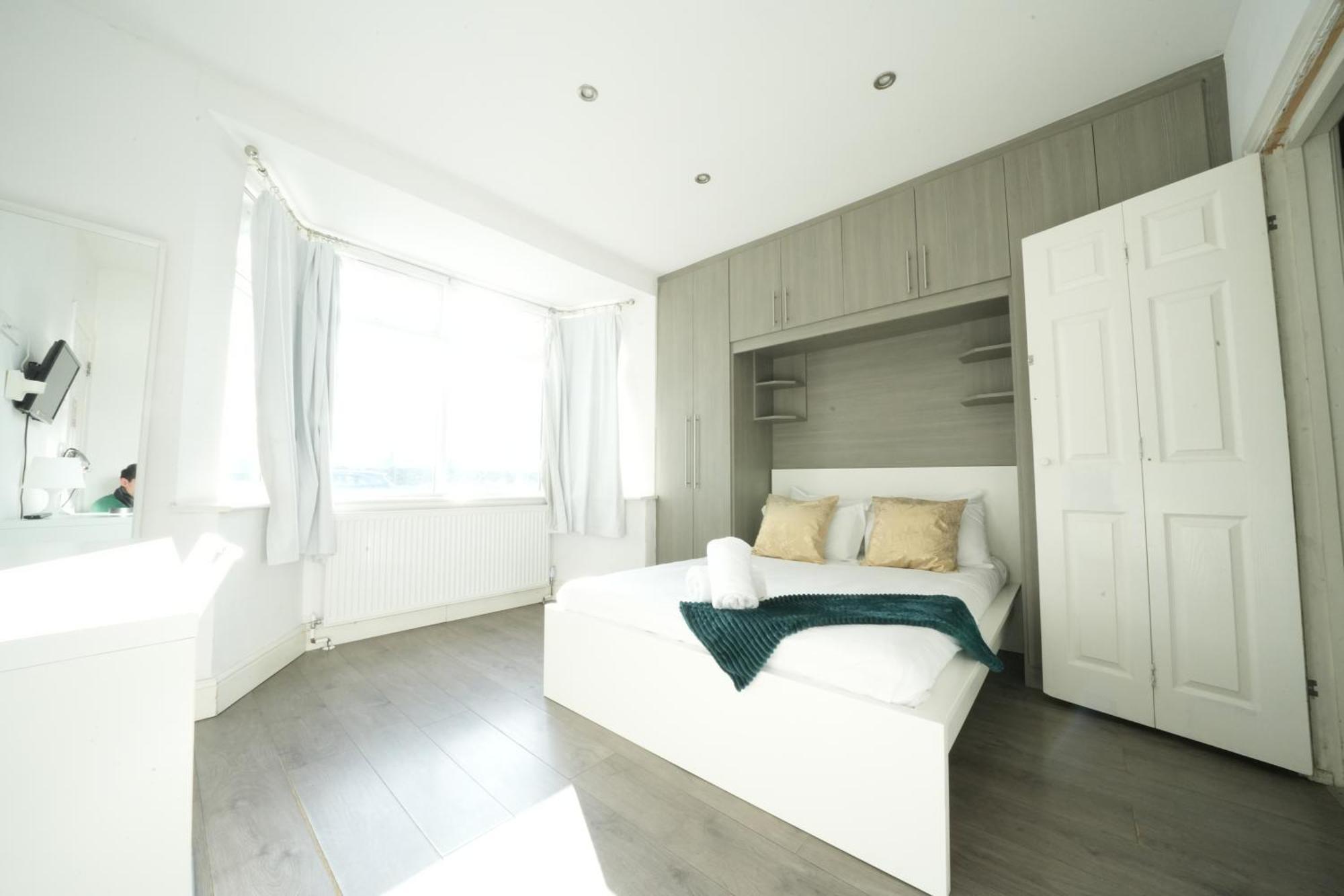Grand Airport Ensuites Хармондсворт